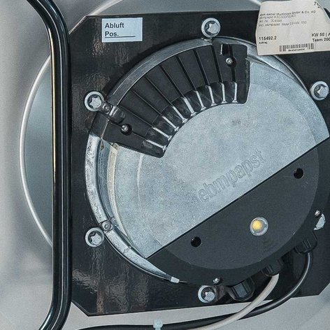 Der Ventilator zeigt eine detaillierte Ansicht der Mechanik, einschließlich eines Aufklebers mit technischen Informationen und einer LED-Anzeige.